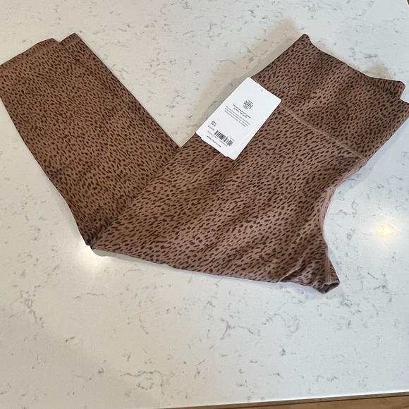 Athleta Salutation Stash 7/8 Tight / Legging (shanti animal beige) - Picture 8 of 8